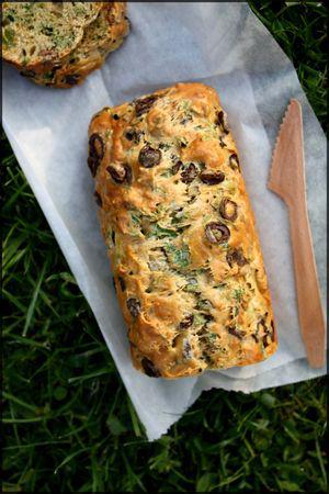 Cake aux fanes de radis et olives vertes Cake aux fanes de radis et olives vertes
