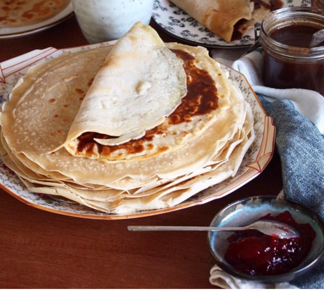 Crêpes au lait ribot et pâte à tartiner crue au caco Crêpes au lait ribot et pâte à tartiner crue au caco