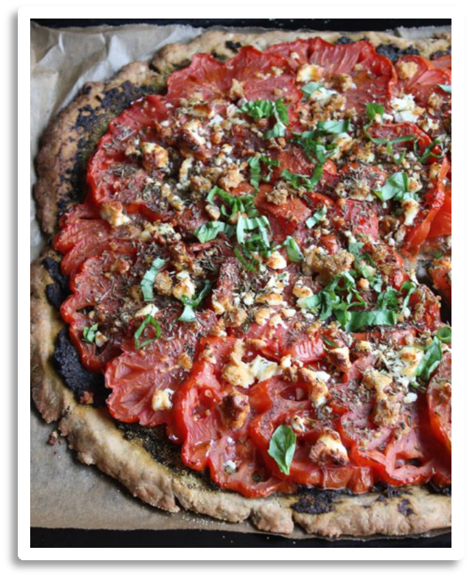 Tarte au pesto de fanes de radis, tomates et parmesan Tarte au pesto de fanes de radis, tomates et parmesan