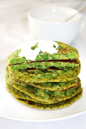 Blinis vert et jaune, sauce à la menthe et lait de coco de Rajae Blinis vert et jaune, sauce à la menthe et lait de coco de Rajae