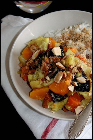 Curry de légumes racines aux pruneaux et aux amandes Curry de légumes racines aux pruneaux et aux amandes