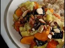Curry de légumes racines aux pruneaux et aux amandes